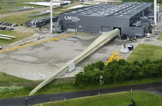 wind-turbine-blade-trailer-1 wind-turbine-blade-trailer-1