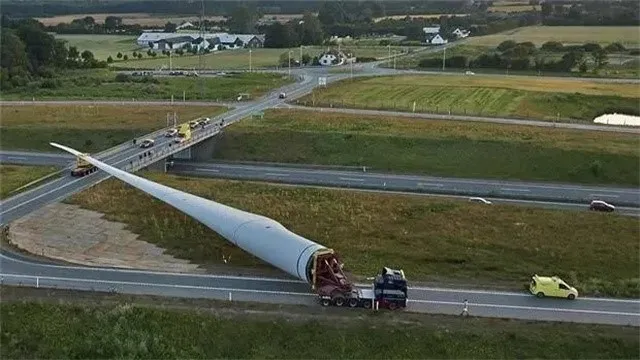 wind-turbine-blade-trailer-9 wind-turbine-blade-trailer-9